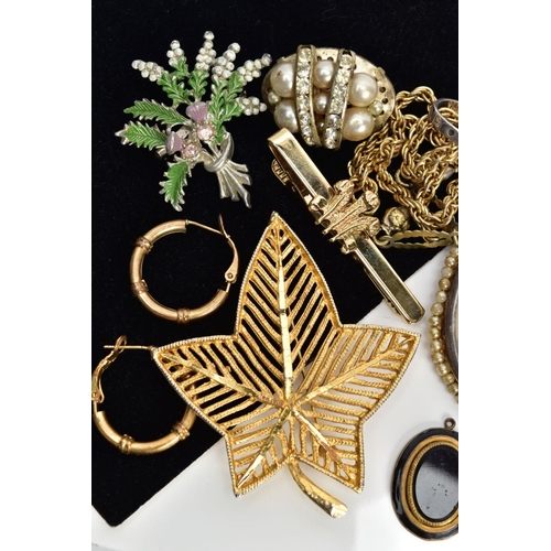 91 - AN ASSORTMENT OF JEWELLERY, to include four brooches of various designs such as an oval miniature po... 