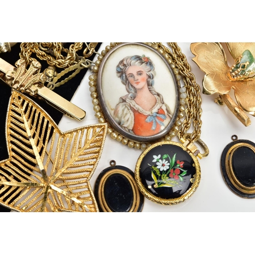 91 - AN ASSORTMENT OF JEWELLERY, to include four brooches of various designs such as an oval miniature po... 