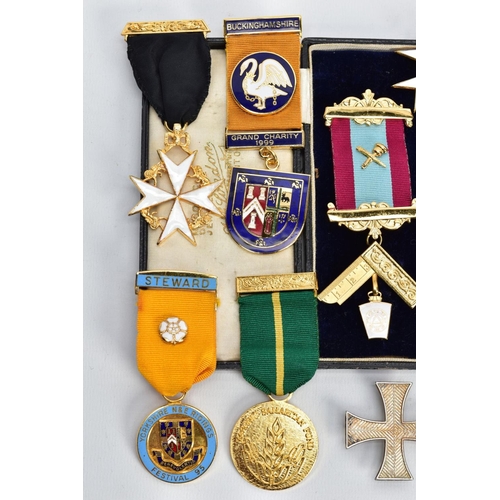 94 - AN ASSORTMENT OF MASONIC RELATED ITEMS, to include a cased breast pin medal on a burgundy and light ... 