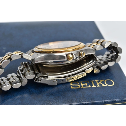 97 - TWO GENTS SEIKO WRISTWATCHES, the first with a dark blue dial signed 'Seiko Kinetic SQ 100' with bat... 