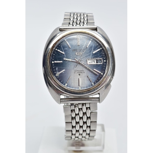 97 - TWO GENTS SEIKO WRISTWATCHES, the first with a dark blue dial signed 'Seiko Kinetic SQ 100' with bat... 