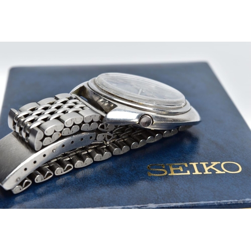 97 - TWO GENTS SEIKO WRISTWATCHES, the first with a dark blue dial signed 'Seiko Kinetic SQ 100' with bat... 