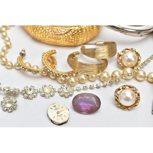 107 - AN ASSORTMENT OF COSTUME JEWELLERY, to include a brass tone sweetheart brooch, a miniature mother of... 