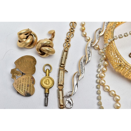 107 - AN ASSORTMENT OF COSTUME JEWELLERY, to include a brass tone sweetheart brooch, a miniature mother of... 