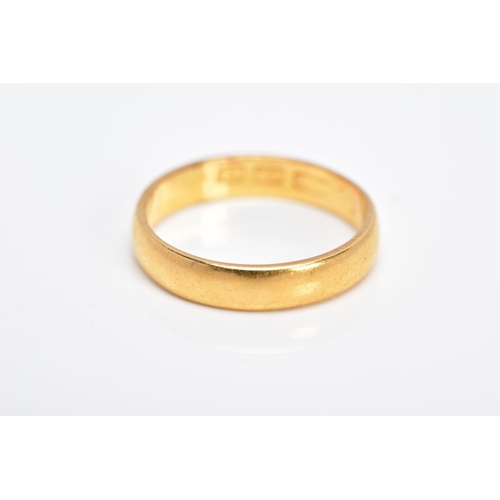 26 - AN EARLY 20TH CENTURY 22CT GOLD WEDDING RING, plain D shape cross band measuring approximately 3.5mm... 