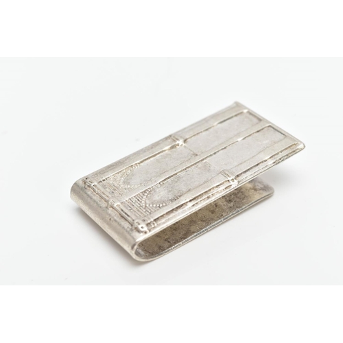 31 - A WHITE METAL MONEY CLIP, designed with a motif of two brick and pillar arches, approximate length 4... 