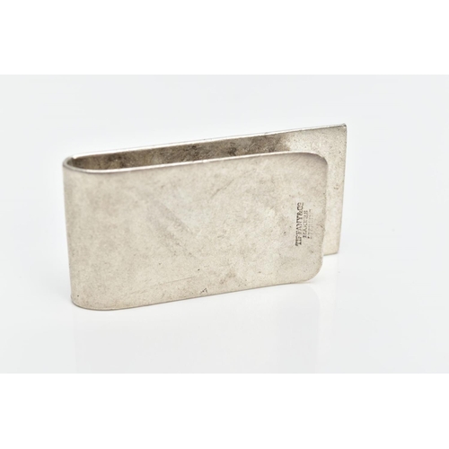 31 - A WHITE METAL MONEY CLIP, designed with a motif of two brick and pillar arches, approximate length 4... 