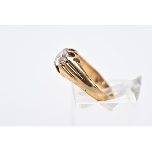 42 - AN EARLY TO MID-TWENTIETH CENTURY GOLD GYSPSY SINGLE STONE PASTE RING, a colourless glass paste ston... 