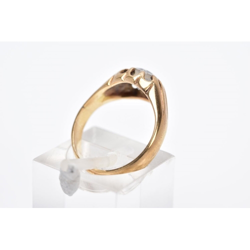 42 - AN EARLY TO MID-TWENTIETH CENTURY GOLD GYSPSY SINGLE STONE PASTE RING, a colourless glass paste ston... 