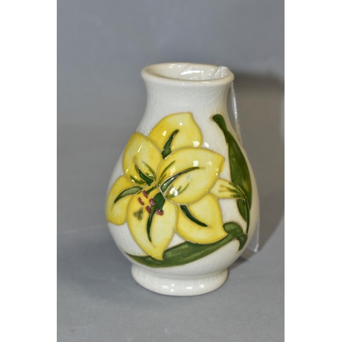 484 - MOORCROFT 'BERMUDA LILY' PATTERN VASE, impressed backstamp, height approximately 9.5cm (Condition:- ... 