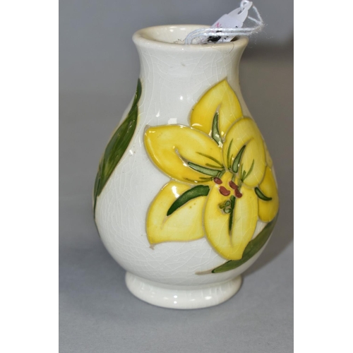 484 - MOORCROFT 'BERMUDA LILY' PATTERN VASE, impressed backstamp, height approximately 9.5cm (Condition:- ... 