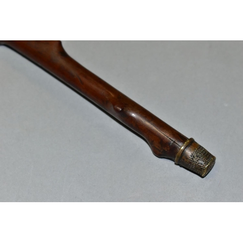 537 - A LATE 19TH/EARLY 20TH CENTURY CLUB HANDLED SHORT THORN STICK, carved below the handle with a man st... 