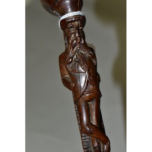 537 - A LATE 19TH/EARLY 20TH CENTURY CLUB HANDLED SHORT THORN STICK, carved below the handle with a man st... 