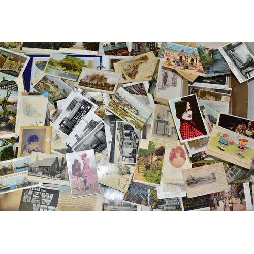 544 - POSTCARDS, a collection of approximately three hundred mainly Continental postcards and an album of ... 