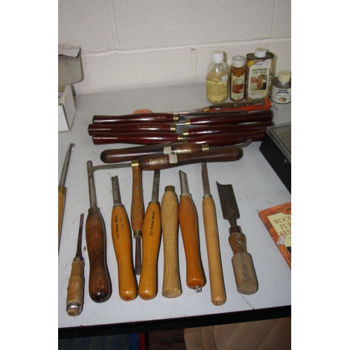 1059 - A TRAY CONTAINING WOOD TURNING CHISELS AND GOUGES, a Duplexing chuck, Thread Chaser including Record... 