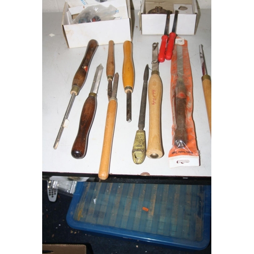 1059 - A TRAY CONTAINING WOOD TURNING CHISELS AND GOUGES, a Duplexing chuck, Thread Chaser including Record... 