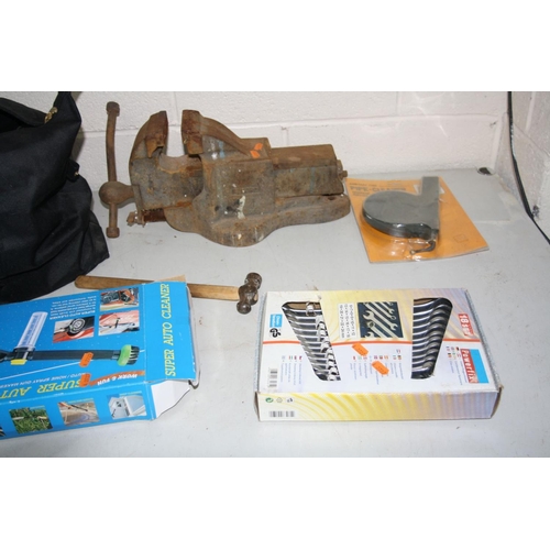 1082 - A VINTAGE RECORD No22 ENGINEERS VICE and a bag containing spanners clamps grips etc (2)