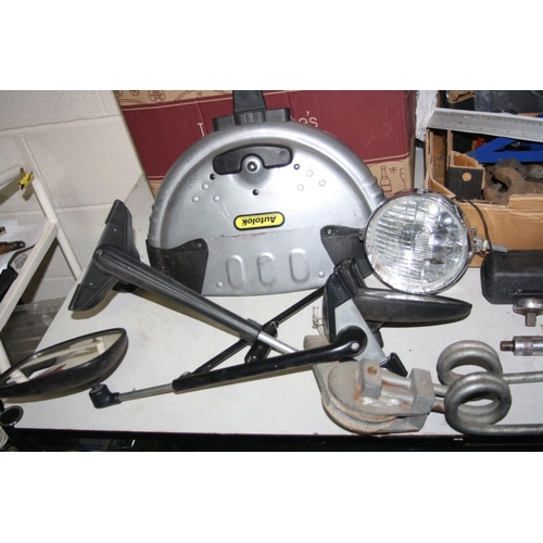 1115 - A TRAY AND A BOX CONTAINING AUTOMOTIVE TOOLS AND ACCESSORIES including a pair of caravan extension m... 