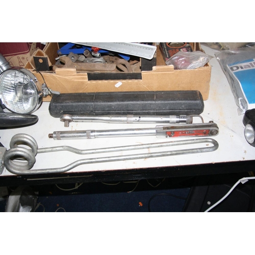 1115 - A TRAY AND A BOX CONTAINING AUTOMOTIVE TOOLS AND ACCESSORIES including a pair of caravan extension m... 