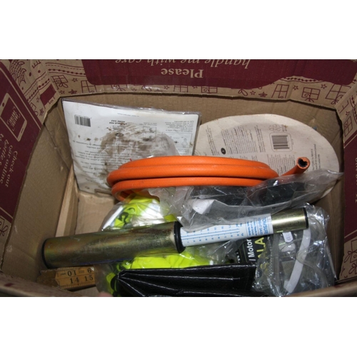 1115 - A TRAY AND A BOX CONTAINING AUTOMOTIVE TOOLS AND ACCESSORIES including a pair of caravan extension m... 