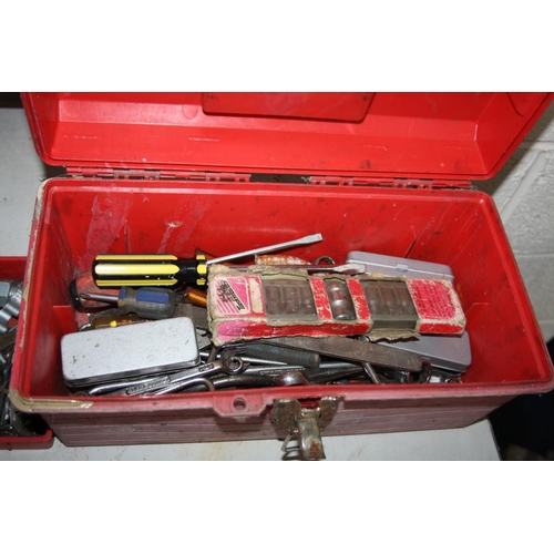 1119 - A BLACK AND DECKER WORKMATE, a Portable Workbench Vice, a plastic toolbox including tools, a folding... 