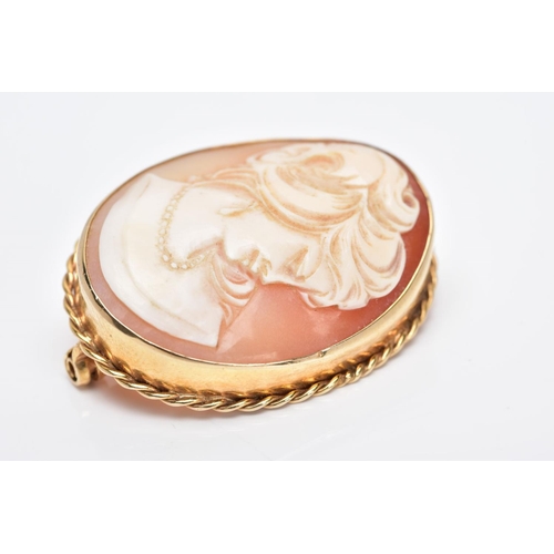 113 - A 9CT GOLD CAMEO BROOCH, of an oval design, the cameo depicting a lady in profile within a collet mo... 