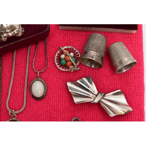 118 - A SELECTION OF SILVER AND WHITE METAL JEWELLERY, to include a heavy silver ring in the form of a sad... 