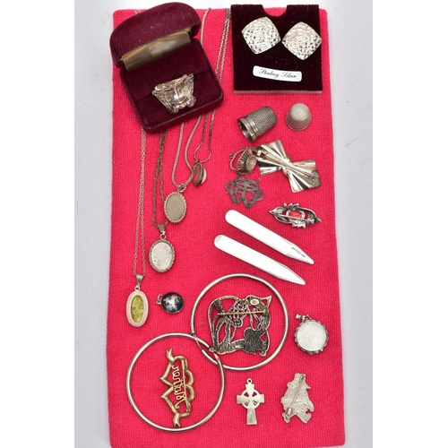 118 - A SELECTION OF SILVER AND WHITE METAL JEWELLERY, to include a heavy silver ring in the form of a sad... 