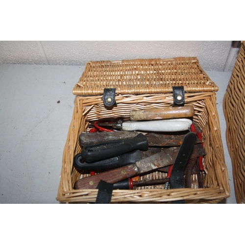 1189 - A SMALL FORTUM AND MASONS HAMPER BASKET and a small basket containing tools including scrapers, a te... 