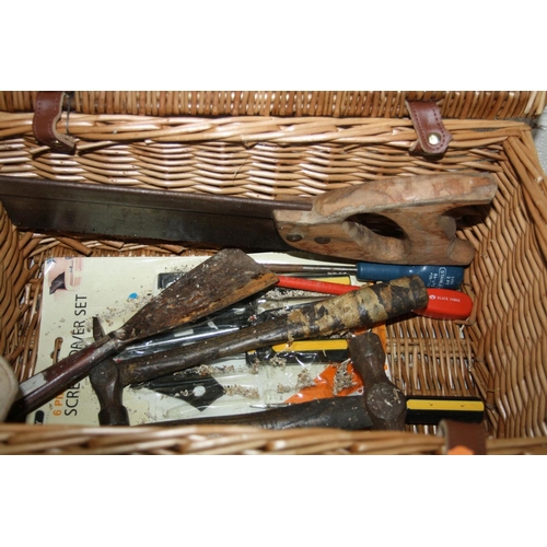 1189 - A SMALL FORTUM AND MASONS HAMPER BASKET and a small basket containing tools including scrapers, a te... 