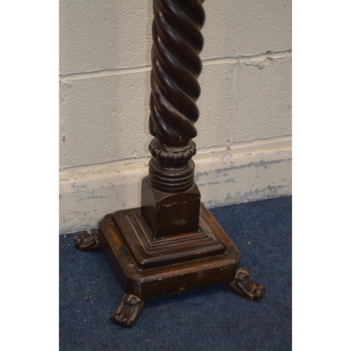 1337 - AN EARLY 20TH CENTURY OAK DOUBLE BARLEY TWIST TORCHERE STAND, on a stepped base and four scrolled le... 