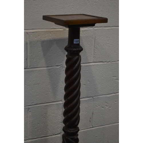 1337 - AN EARLY 20TH CENTURY OAK DOUBLE BARLEY TWIST TORCHERE STAND, on a stepped base and four scrolled le... 