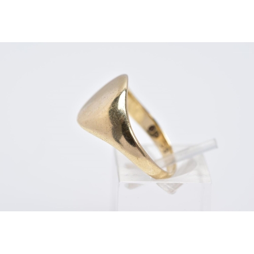 34 - A GENTS 9CT GOLD SIGNET RING, with a circular plain polished vacant cartouche, hallmarked 9ct gold L... 