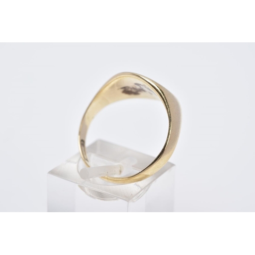 34 - A GENTS 9CT GOLD SIGNET RING, with a circular plain polished vacant cartouche, hallmarked 9ct gold L... 