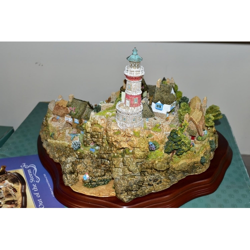 342 - A LARGE LILLIPUT LANE LIMITED EDITION SCULPTURE, 'Out of the Storm' L2064, No 2318/3000, with wooden... 