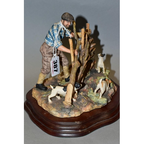 387 - A LIMITED EDITION BORDER FINE ARTS SCULPTURE, 'Hedge Laying' JH65, modelled by Ray Ayres, No 749/175... 