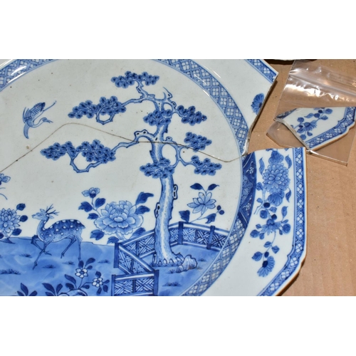 390 - A LATE 18TH/EARLY 19TH CENTURY CHINESE EXPORT BLUE AND WHITE OCTAGONAL PLATTER, extensive damage and... 