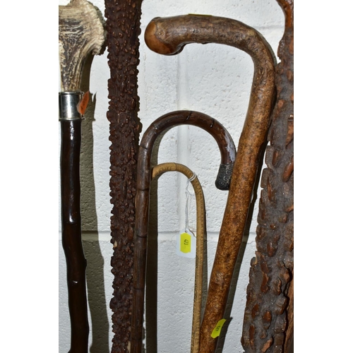 473 - A BUNDLE OF SIX LATE VICTORIAN/20TH CENTURY WALKING STICKS/CANES, an umbrella and a teacher's cane, ... 