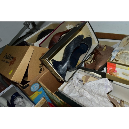 483 - A HAT BOX OF ASSORTED LADIES HATS AND FOUR BOXES OF BOXED LADIES SHOES, BOOTS AND CURTAINS, includin... 