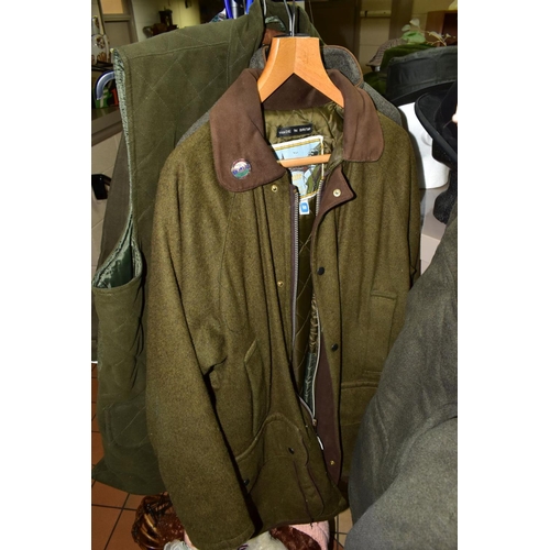 518 - A GROUP OF GENTLMENS CLOTHING, HATS AND SCARVES, to include a Rascher sportwear green jacket (size 5... 