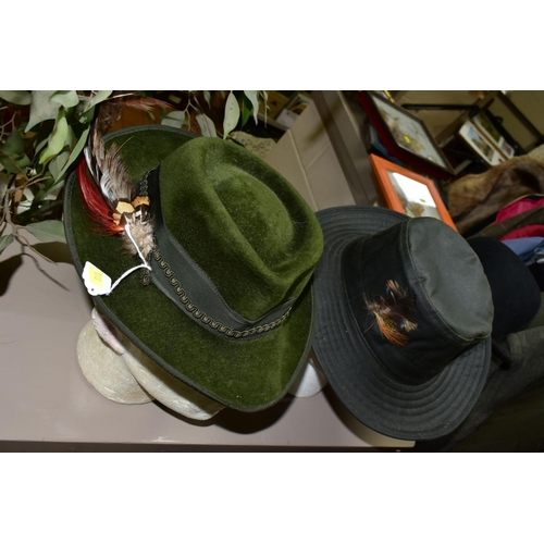 518 - A GROUP OF GENTLMENS CLOTHING, HATS AND SCARVES, to include a Rascher sportwear green jacket (size 5... 