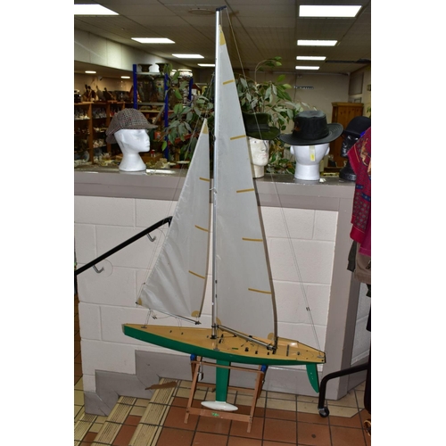 520 - A REMOTE CONTROL POND YACHT OF PLASTIC CONTRUCTION WITH ALUMINIUM MAST, height including mast and ke... 