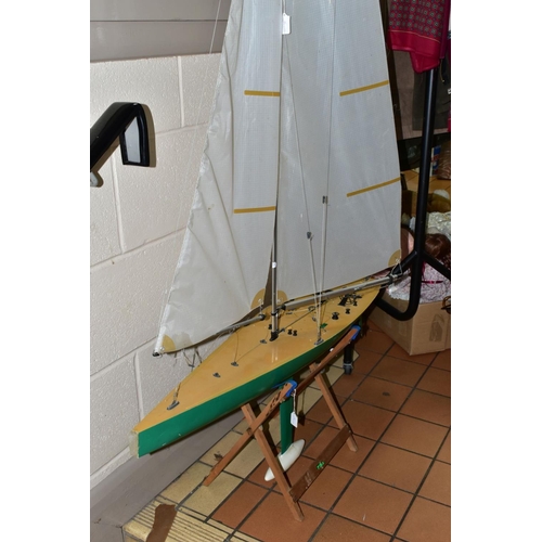 520 - A REMOTE CONTROL POND YACHT OF PLASTIC CONTRUCTION WITH ALUMINIUM MAST, height including mast and ke... 