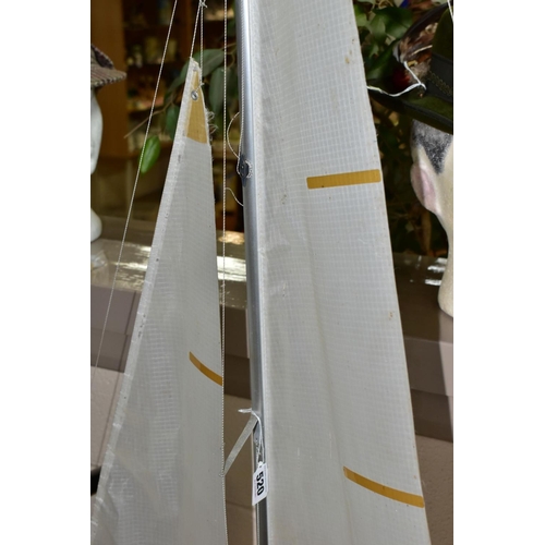 520 - A REMOTE CONTROL POND YACHT OF PLASTIC CONTRUCTION WITH ALUMINIUM MAST, height including mast and ke... 