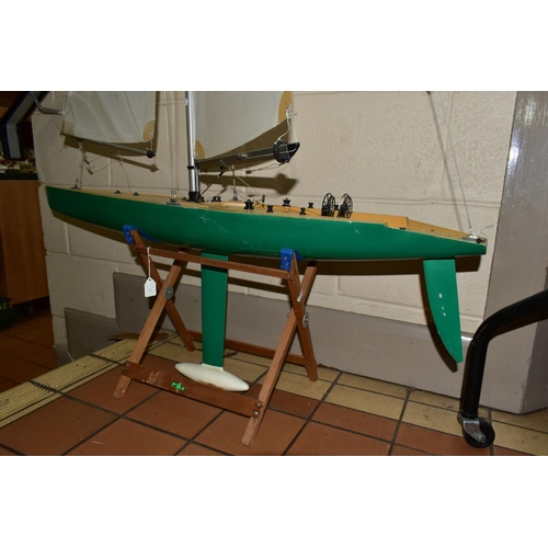 520 - A REMOTE CONTROL POND YACHT OF PLASTIC CONTRUCTION WITH ALUMINIUM MAST, height including mast and ke... 