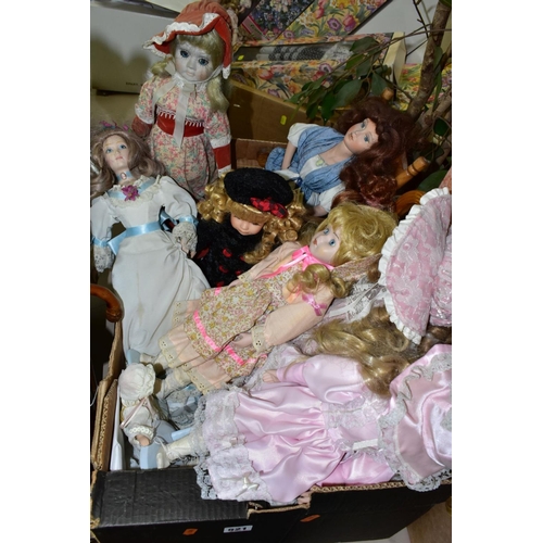 521 - A QUANTITY OF BOXED AND UNBOXED MODERN COLLECTORS DOLLS, to include boxes examples by Alberon, The H... 