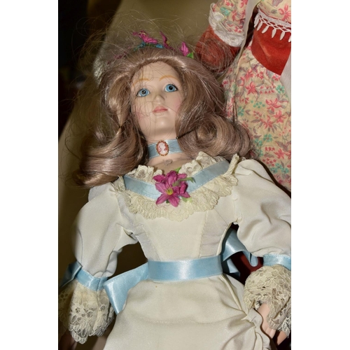 521 - A QUANTITY OF BOXED AND UNBOXED MODERN COLLECTORS DOLLS, to include boxes examples by Alberon, The H... 