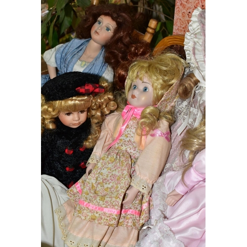 521 - A QUANTITY OF BOXED AND UNBOXED MODERN COLLECTORS DOLLS, to include boxes examples by Alberon, The H... 