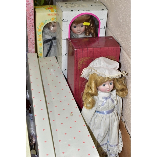 521 - A QUANTITY OF BOXED AND UNBOXED MODERN COLLECTORS DOLLS, to include boxes examples by Alberon, The H... 