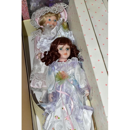 521 - A QUANTITY OF BOXED AND UNBOXED MODERN COLLECTORS DOLLS, to include boxes examples by Alberon, The H... 